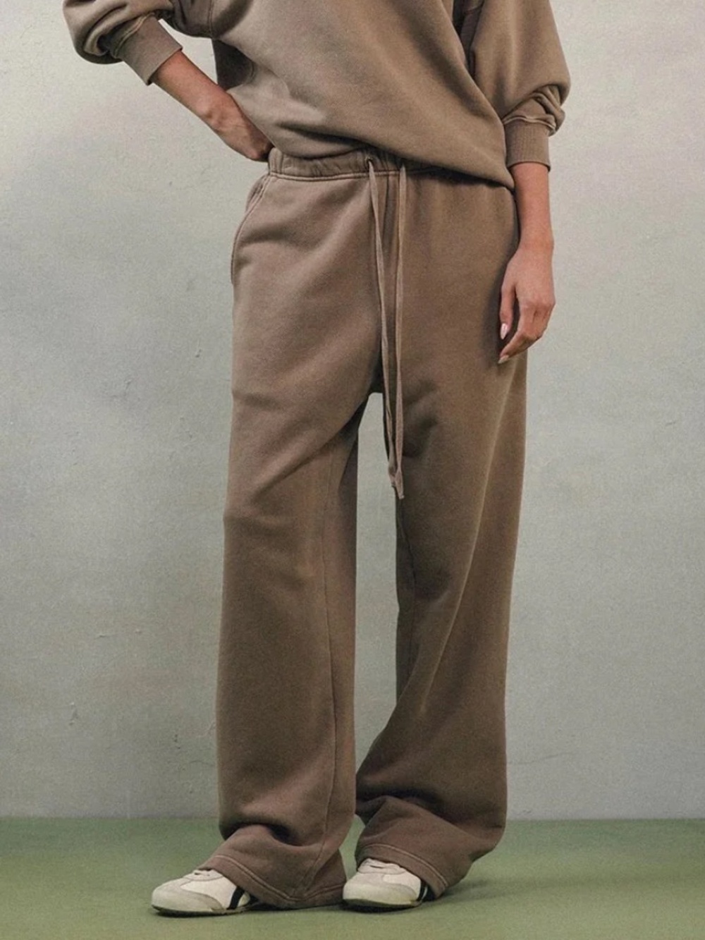 Elwood Core Straight Leg Sweatpant Vintage Brown Size Medium Unisex NWT